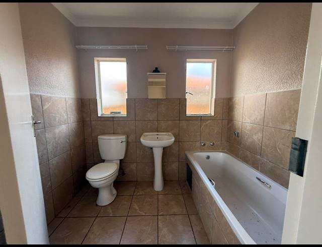 3 BEDROOM TOWNHOUSE FOR SALE IN WATERKLOOF HILL ESTATE